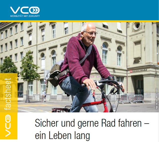 Cover des VCÖ-Factsheets mit Titel „Sicher und gerne Rad fahren – ein Leben lang“ Zu sehen ist ein älterer Mann, der in der Stadt Rad fährt.