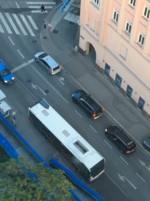 Foto aus Vogelperspektive auf Straße. Zu sehen ist ein Bus, daneben zwei Pkw. Foto: VCÖ