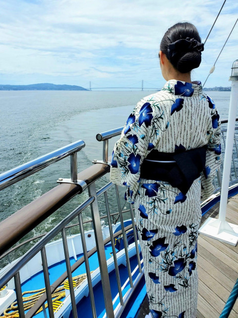 Nao-san, in yukata, enjoys a cruise towards Akashi Kaikyo Bridge.