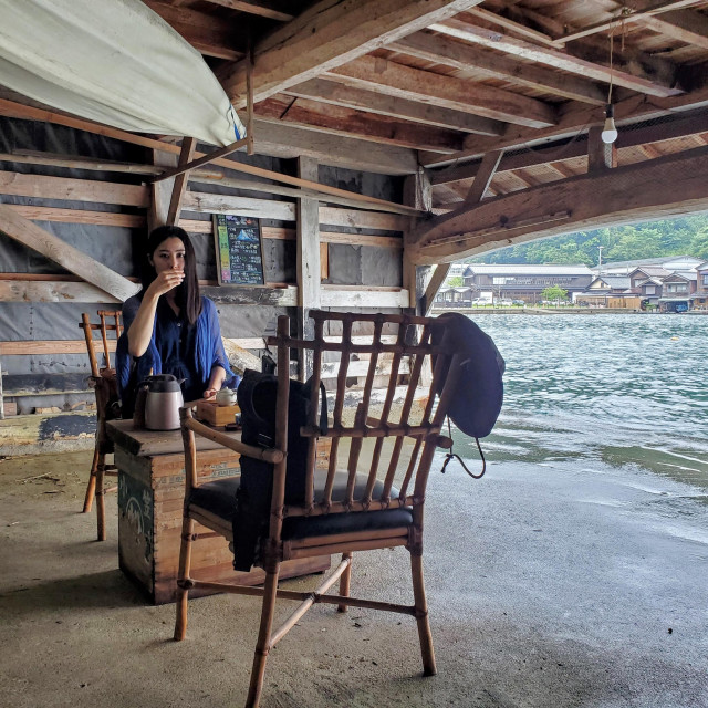 Nao-san enjoys tea at 'Chinzao', a cafe specializing in Taiwanese teas. It is located in one of Ine's old 'Funa-ya'.
