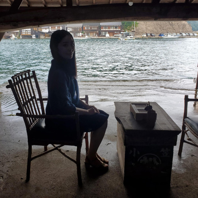 Nao-san enjoys tea at 'Chinzao', a cafe specializing in Taiwanese teas. It is located in one of Ine's old 'Funa-ya'.