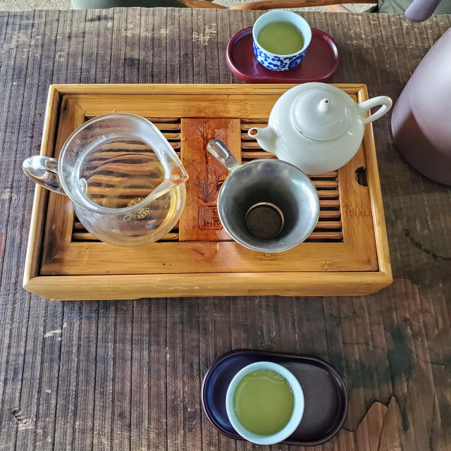 Nao-san enjoys tea at 'Chinzao', a cafe specializing in Taiwanese teas. It is located in one of Ine's old 'Funa-ya'.
