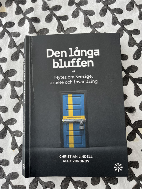 Boken ”Den långa bluffen. Myter om Sverige, arbete och invandring” av Alex Vironov och Christian Lindell.