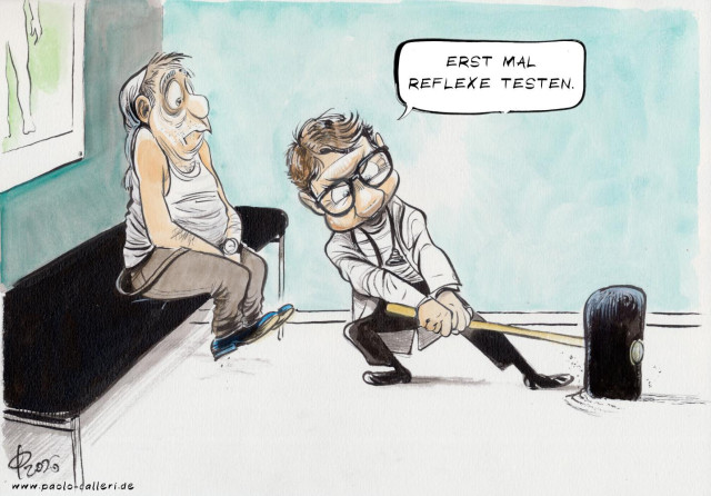 Karikatur "Gesundheitsminister Linnemann" aus dem Jahr 2026. Ein Mann sitzt auf einer Liege in einer Artzpraxis und blickt ängstlich auf Carsten Linnemann, der einen großen Hammer durch den Raum zieht und dabei sagt: "Erst mal Reflexe testen." Linneman trägt einen weißen Arztkittel und ein Stethoskop um den Hals.