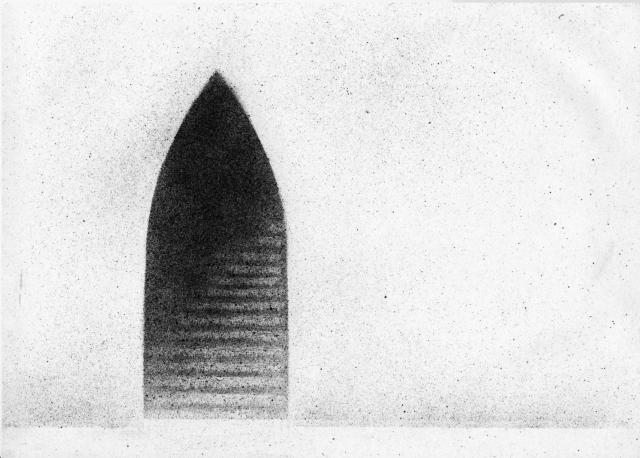 Français :

Cette image est une œuvre d'art en noir et blanc composée d'une forme centrale de type archétypal. La forme est une silhouette sombre et fuselée, pointant vers le haut, dont les bords se fondent doucement dans l'arrière-plan. La partie inférieure de cette forme est marquée par une série de lignes horizontales parallèles qui créent un motif de texture. Le fond est un espace blanc moucheté de particules noires, créant une texture granuleuse et uniforme sur toute la surface. Le bord inférieur de l'image présente une bande horizontale plus claire.

English:

This is a black and white artwork featuring a central archetypal shape. The shape is a dark, tapered silhouette pointing upwards, with its edges softly blending into the background. The lower part of this form is marked by a series of parallel horizontal lines that create a textured pattern. The background is a white space speckled with black particles, creating a uniform, grainy texture across the entire surface. The botto