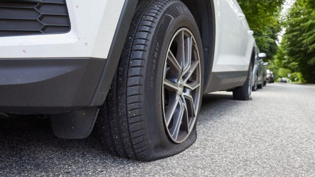 Berlin & Brandenburg: Umwelt-Aktivisten lassen Luft aus SUV-Reifen