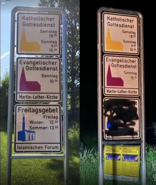 Ortseingangsschilder mit Hinweisen auf evangelische und katholische Gottesdienste sowie das muslimische Freitagsgebet. In der Gegenüberstellung ist das Schild mit dem Hinweis auf das Freitagsgebet beschmiert und unleserlich gemacht