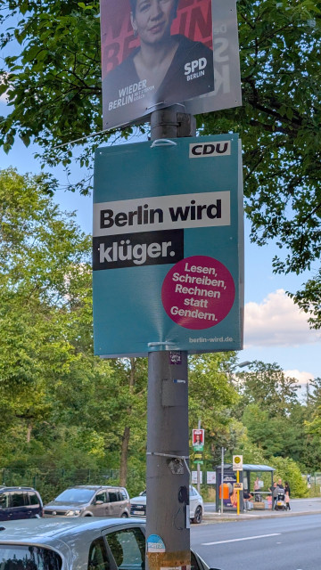 Wahlplakat der CDU: auf türkisem Hintergrund steht "Berlin wird klüger. Lesen, Schreiben, Rechnen statt Gendern."