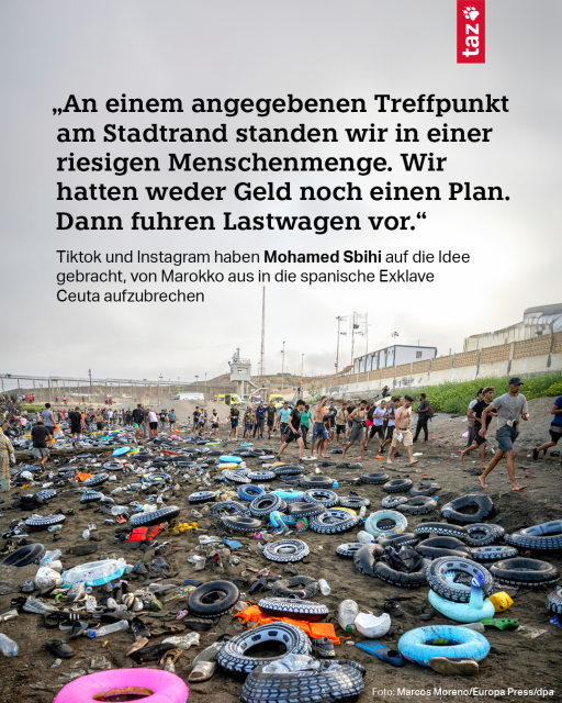 Die Grafik zeigt eine Menschenmenge auf einem sandigen, mit Müll übersäten Strand in Ceuta. Im Vordergrund und mittleren Bereich zahlreiche Autoreifen, aufblasbare Schwimmringe und Plastikmüll. Im Hintergrund eine massive Mauer mit Wachtürmen und ein Zaun, dahinter Gebäude und ein bewölkter Himmel. Vor ihr befinden sich Menschen, die entlang der Mauer gehen. Text im Bild: „An einem angegebenen Treffpunkt am Stadtrand standen wir in einer riesigen Menschenmenge. Wir hatten weder Geld noch einen Plan. Dann fuhren Lastwagen vor.“ Darunter: Tiktok und Instagram haben Mohamed Sbihi auf die Idee gebracht, von Marokko aus in die spanische Exklave Ceuta aufzubrechen. 