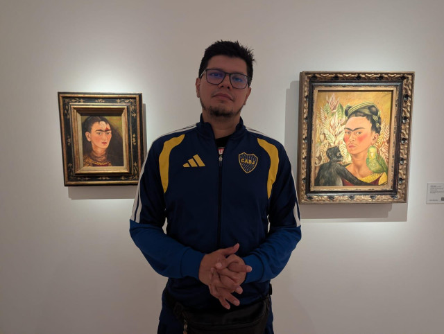 un servidor en medio de dos pinturas de Frida