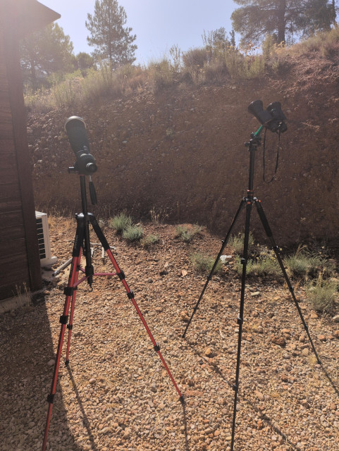 2 tripots with a binocular and a telescope