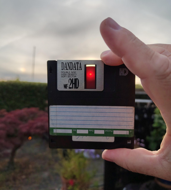 Looking at the solar eclipse through the magnetic plate of a 3.5" floppy disk. Sun visible. 