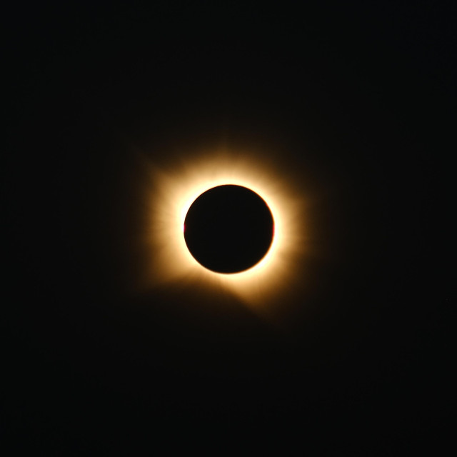 Éclipse totale du soleil. La Lune masque totalement le soleil et la couronne est apparente