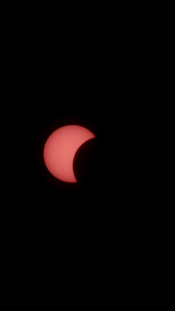 Foto del sol con mucho zoom, la Luna cubre más de la mitad